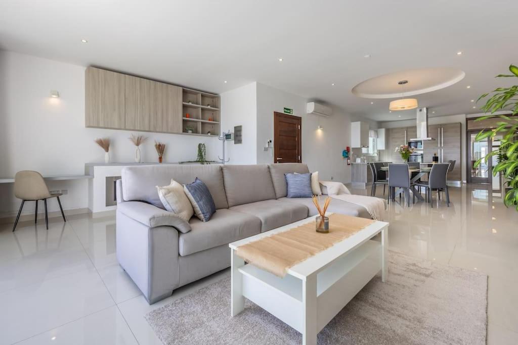 Modern 3 Bedrooms Penthouse With A Breathtaking Valletta View Apartment *
