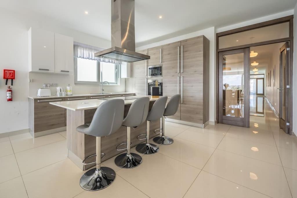 Modern 3 Bedrooms Penthouse With A Breathtaking Valletta View Apartment *