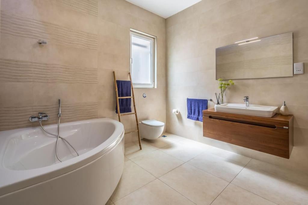 Apartment Modern 3 Bedrooms Penthouse With A Breathtaking Valletta View Sliema