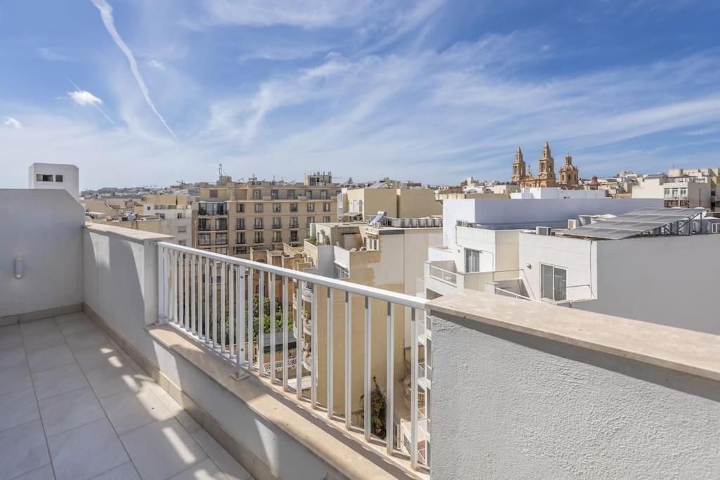 Modern 3 Bedrooms Penthouse With A Breathtaking Valletta View Apartment *
