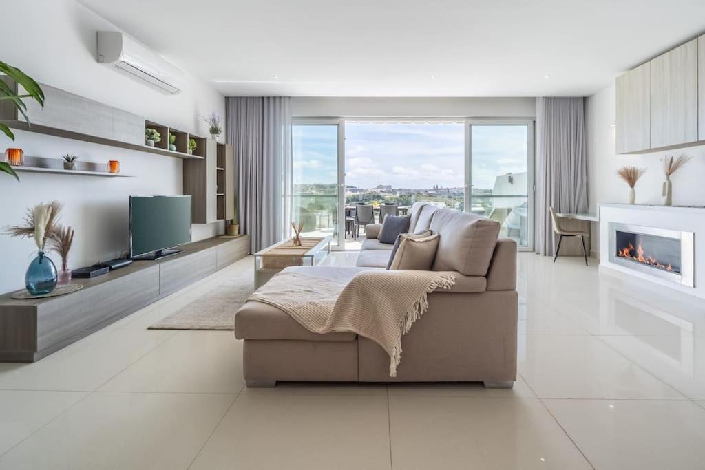 Modern 3 Bedrooms Penthouse With A Breathtaking Valletta View Sliema